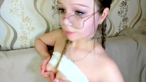 MelMooon online show from September 9, 6:52 pm