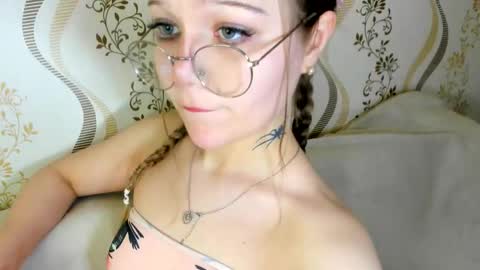 MelMooon online show from October 13, 5:48 pm