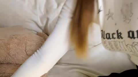 MelMooon online show from March 16, 11:20 pm