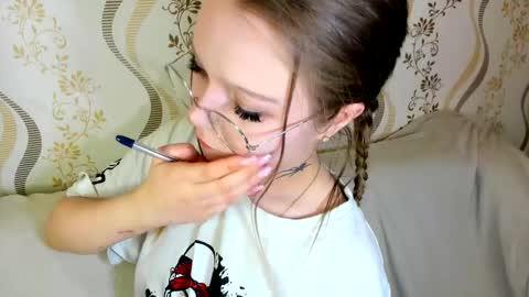 MelMooon online show from September 11, 8:10 pm