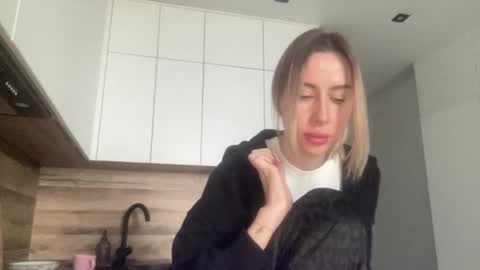 Snapshot of melodie_sweet chatting on October 11, 7:02 am Melodie online show from October 11, 7:02 am
