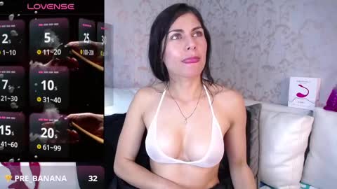 Snapshot of melodiroux_ chatting on February 26, 6:37 pm Melodi online show from February 26, 6:37 pm