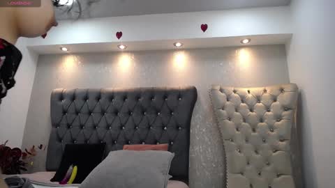 Snapshot of melodiroux_ chatting on February 21, 1:11 pm Melodi online show from February 21, 1:11 pm