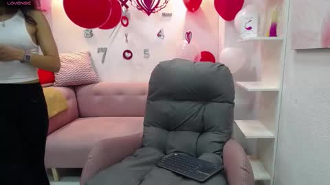Snapshot of melodiroux_ chatting on February 16, 12:54 pm Melodi online show from February 16, 12:54 pm