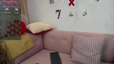 Snapshot of melodiroux_ chatting on February 16, 4:10 pm Melodi online show from February 16, 4:10 pm