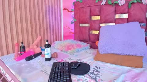 Snapshot of melody_paris chatting on February 27, 4:53 pm Mixie online show from February 27, 4:53 pm