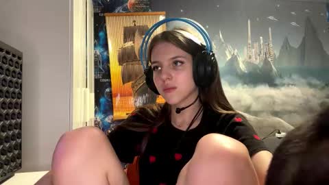 Hi Im Aria 18 years old online show from November 5, 5:37 pm