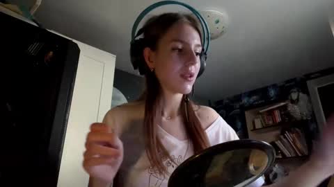 Snapshot of melonygriffen chatting on September 17, 12:30 pm Hi Im Aria 18 years old online show from September 17, 12:30 pm