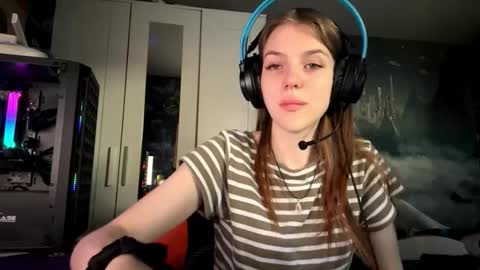 Snapshot of melonygriffen chatting on October 8, 6:19 am Hi Im Aria 18 years old online show from October 8, 6:19 am