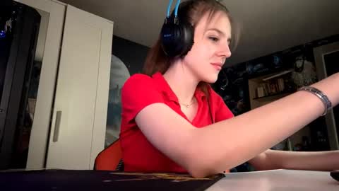 Snapshot of melonygriffen chatting on September 19, 12:31 pm Hi Im Aria 18 years old online show from September 19, 12:31 pm