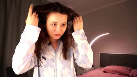 Snapshot of meridithmanfra chatting on November 1, 6:01 am Monika online show from November 1, 6:01 am