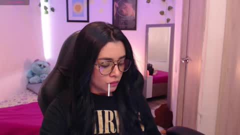 Snapshot of merilynwhithe_ chatting on October 7, 7:10 pm Merilyn online show from October 7, 7:10 pm