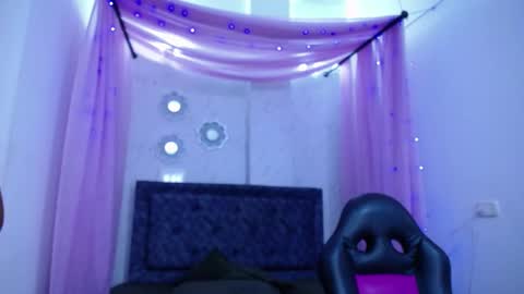 Snapshot of mia__thomson_ chatting on September 25, 1:40 pm MIA online show from September 25, 1:40 pm