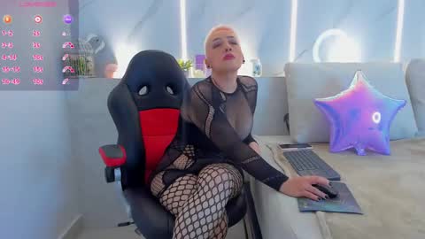 Snapshot of mia_becke chatting on March 6, 11:47 am Mia online show from March 6, 11:47 am