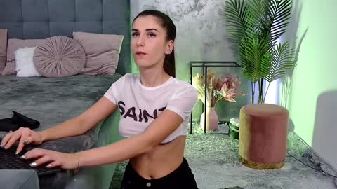 Freya Allen online show from December 4, 12:57 am