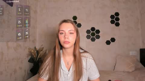 Snapshot of mia_com chatting on October 11, 4:10 pm Mia next stream Thursday 1400 UTC1 Friday 1400 UTC1 online show from October 11, 4:10 pm