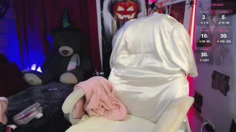 Mia online show from October 22, 10:40 am