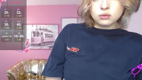 Mia online show from November 13, 1:36 pm