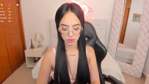 Snapshot of mia_jonnees chatting on February 17, 1:22 pm online show from February 17, 1:22 pm