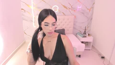 Snapshot of mia_jonnees chatting on October 1, 1:32 pm online show from October 1, 1:32 pm