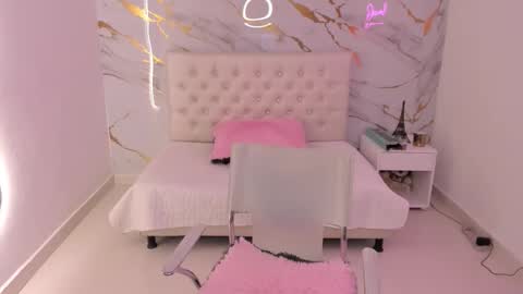 Snapshot of mia_jonnees chatting on October 4, 1:42 pm online show from October 4, 1:42 pm