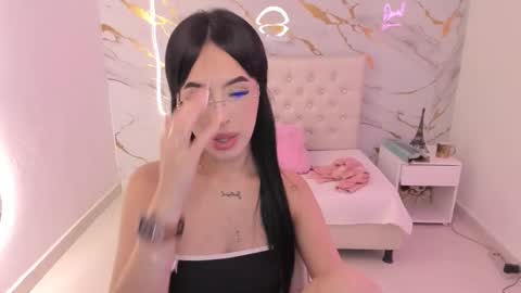 Snapshot of mia_jonnees chatting on October 2, 1:32 pm online show from October 2, 1:32 pm
