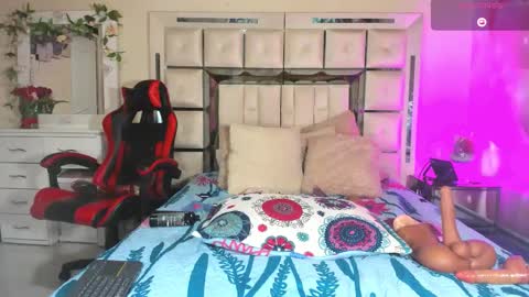 Snapshot of mia_peyton1 chatting on October 18, 11:53 pm mia online show from October 18, 11:53 pm