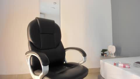 Snapshot of mia_smith_x chatting on March 6, 10:58 pm mia_smith_x online show from March 6, 10:58 pm