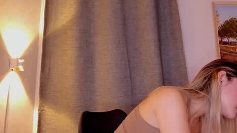 Snapshot of mia_white11 chatting on October 2, 1:32 pm Mia White online show from October 2, 1:32 pm