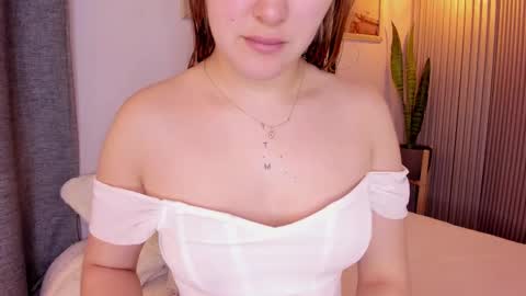 Snapshot of mia_white11 chatting on February 24, 12:37 pm Mia White online show from February 24, 12:37 pm