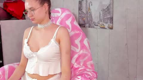 Mia online show from March 11, 10:40 am