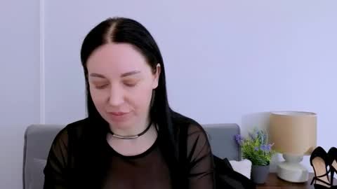 Mia online show from April 9, 3:39 pm