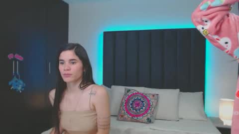 miaandnaty1 online show from January 3, 7:06 am