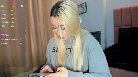 MiaCarper online show from April 8, 9:29 pm