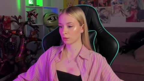 Mia online show from November 4, 6:09 pm