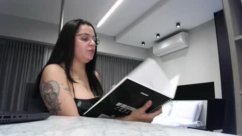 Snapshot of miahale chatting on February 2, 3:43 am Ms Mia Owner Of Your Mind online show from February 2, 3:43 am