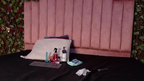 Mia online show from December 22, 3:30 pm