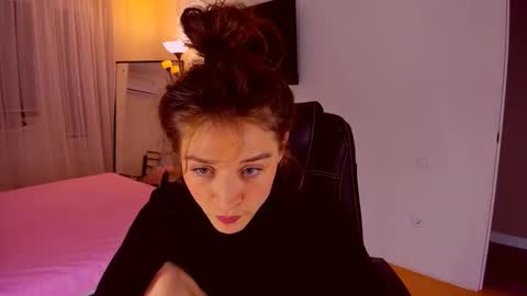 Mia online show from December 3, 7:25 pm