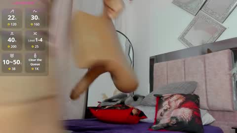 miapearls_ online show from December 15, 2:18 am