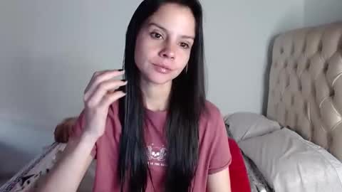 miarobinn_ online show from December 3, 11:18 am