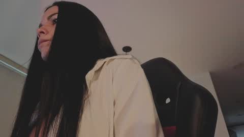 Mia online show from April 4, 3:08 pm