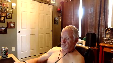 Snapshot of midwestdad09 chatting on October 14, 6:44 pm midwestdad09 online show from October 14, 6:44 pm