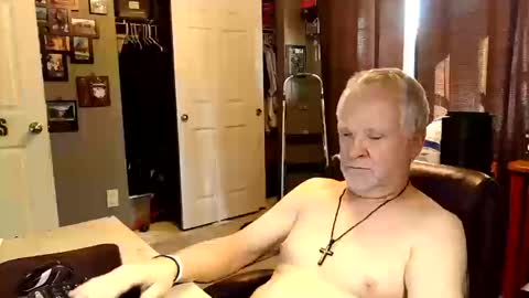 Snapshot of midwestdad09 chatting on October 11, 9:07 pm midwestdad09 online show from October 11, 9:07 pm