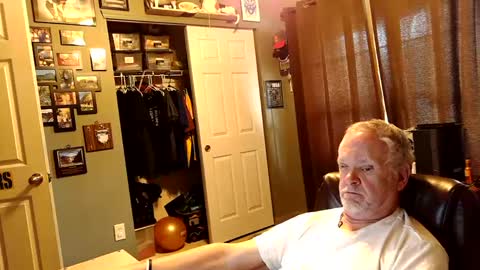 Snapshot of midwestdad09 chatting on October 18, 6:45 pm midwestdad09 online show from October 18, 6:45 pm