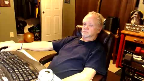 Snapshot of midwestdad09 chatting on October 20, 9:58 am midwestdad09 online show from October 20, 9:58 am
