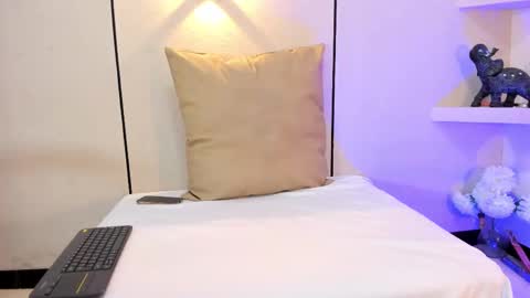 Snapshot of miia_parker_ chatting on September 24, 1:18 pm online show from September 24, 1:18 pm