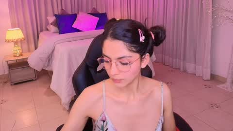 Snapshot of miiaa_evans chatting on February 21, 7:34 am Mia online show from February 21, 7:34 am