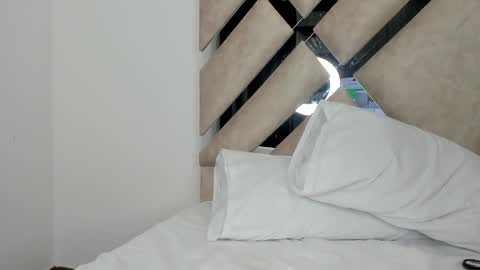 miiawinsters online show from December 1, 4:43 pm