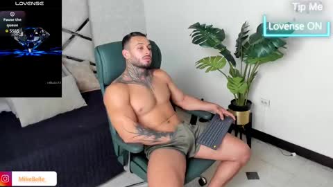 Snapshot of mike_belle chatting on September 25, 8:27 pm Mike Belle online show from September 25, 8:27 pm