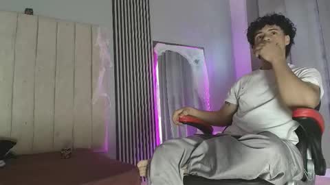 Snapshot of mikey_banji chatting on October 8, 1:17 pm mikey_banji online show from October 8, 1:17 pm
